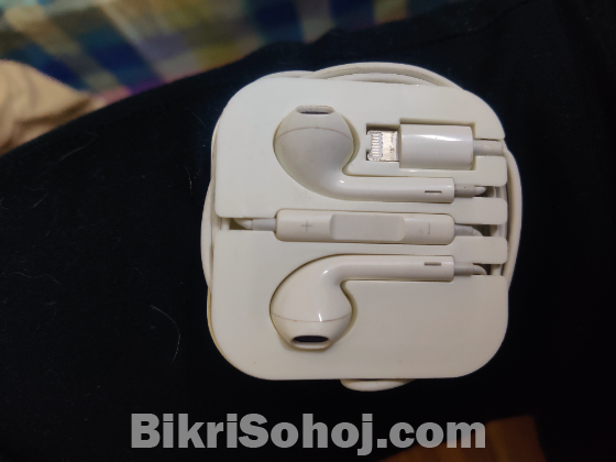 apple lightening earphone